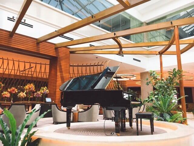 Average weight of a grand piano in lbs and KG